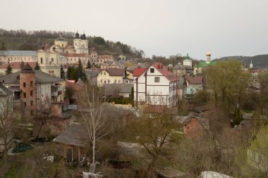 Eski şehrin tarihi kısmı. Eski kasaba, merkez cadde. Dönüşüm Katedrali. St. Stanislaus Katolik Kilisesi. Nicholas Katedrali (Fransisken Manastırı). Eski büyük kilise.