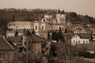 Eski şehrin tarihi kısmı. Eski kasaba, merkez cadde. Dönüşüm Katedrali. St. Stanislaus Katolik Kilisesi..