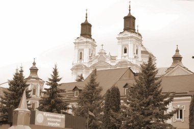 Eski şehrin tarihi kısmı. Eski kasaba, merkez cadde. Dönüşüm Katedrali..