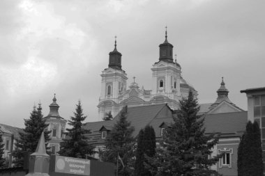 Eski şehrin tarihi kısmı. Eski kasaba, merkez cadde. Dönüşüm Katedrali..