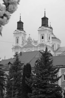 Eski şehrin tarihi kısmı. Eski kasaba, merkez cadde. Dönüşüm Katedrali..
