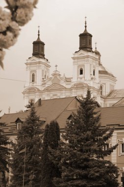 Eski şehrin tarihi kısmı. Eski kasaba, merkez cadde. Dönüşüm Katedrali..