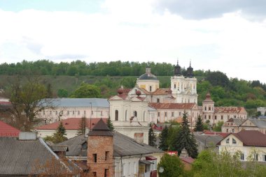 Eski şehrin tarihi kısmı. Eski kasaba, merkez cadde. Dönüşüm Katedrali. St. Stanislaus Katolik Kilisesi..