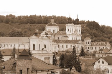 Eski şehrin tarihi kısmı. Eski kasaba, merkez cadde. Dönüşüm Katedrali. St. Stanislaus Katolik Kilisesi..