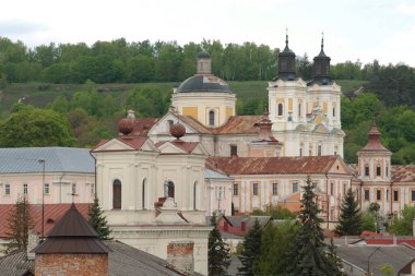 Eski şehrin tarihi kısmı. Eski kasaba, merkez cadde. Dönüşüm Katedrali. St. Stanislaus Katolik Kilisesi..