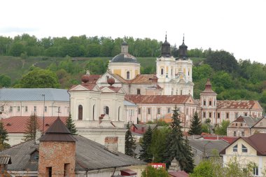 Eski şehrin tarihi kısmı. Eski kasaba, merkez cadde. Dönüşüm Katedrali. St. Stanislaus Katolik Kilisesi..