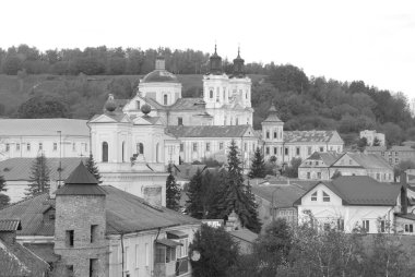 Eski şehrin tarihi kısmı. Eski kasaba, merkez cadde. Dönüşüm Katedrali. St. Stanislaus Katolik Kilisesi..