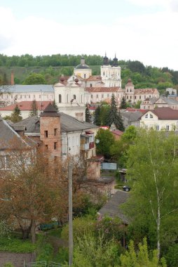 Eski şehrin tarihi kısmı. Eski kasaba, merkez cadde. Dönüşüm Katedrali. St. Stanislaus Katolik Kilisesi..