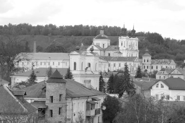 Eski şehrin tarihi kısmı. Eski kasaba, merkez cadde. Dönüşüm Katedrali. St. Stanislaus Katolik Kilisesi..