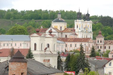 Eski şehrin tarihi kısmı. Eski kasaba, merkez cadde. Dönüşüm Katedrali. St. Stanislaus Katolik Kilisesi..