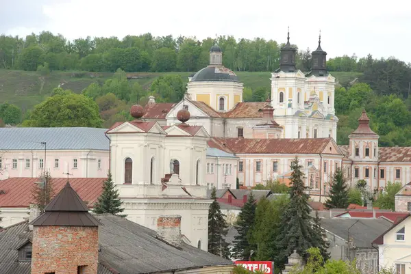 Eski şehrin tarihi kısmı. Eski kasaba, merkez cadde. Dönüşüm Katedrali. St. Stanislaus Katolik Kilisesi..