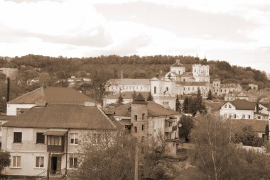 Eski şehrin tarihi kısmı. Eski kasaba, merkez cadde. Dönüşüm Katedrali. St. Stanislaus Katolik Kilisesi..