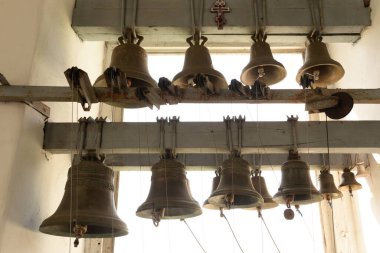 Kilise demir çanlar yaptı