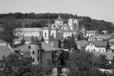 Eski şehrin tarihi kısmı. Eski kasaba, merkez cadde. Dönüşüm Katedrali. St. Stanislaus Katolik Kilisesi..