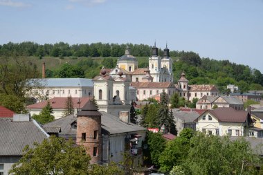 Eski şehrin tarihi kısmı. Eski kasaba, merkez cadde. Dönüşüm Katedrali. St. Stanislaus Katolik Kilisesi..