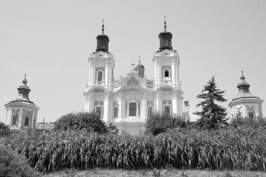 Eski şehrin tarihi kısmı. Eski kasaba, merkez cadde. Dönüşüm Katedrali..