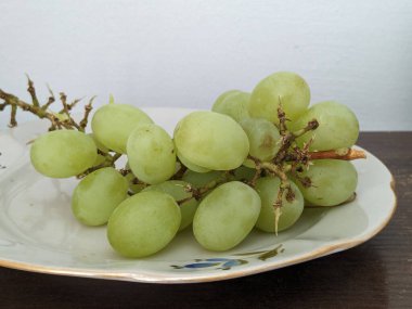 Bir demet yeşil üzüm.