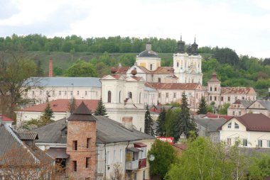 Eski şehrin tarihi kısmı. Eski kasaba, merkez cadde. Dönüşüm Katedrali. St. Stanislaus Katolik Kilisesi..