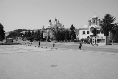 Eski şehrin tarihi kısmı. Eski kasaba, merkez cadde. Dönüşüm Katedrali..