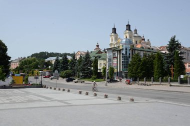 Eski şehrin tarihi kısmı. Eski kasaba, merkez cadde. Dönüşüm Katedrali..