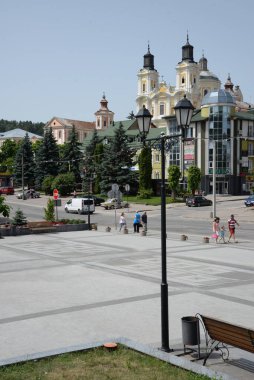 Eski şehrin tarihi kısmı. Eski kasaba, merkez cadde. Dönüşüm Katedrali..
