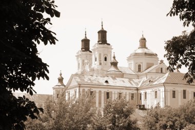 Eski şehrin tarihi kısmı. Eski kasaba, merkez cadde. Dönüşüm Katedrali..