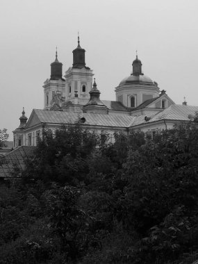 Eski şehrin tarihi kısmı. Eski kasaba, merkez cadde. Dönüşüm Katedrali..          
