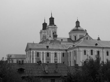 Eski şehrin tarihi kısmı. Eski kasaba, merkez cadde. Dönüşüm Katedrali..          