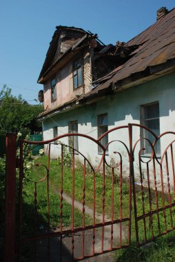 Ukrayna köyündeki ahşap ev. Ormanın kıyısındaki köy. 