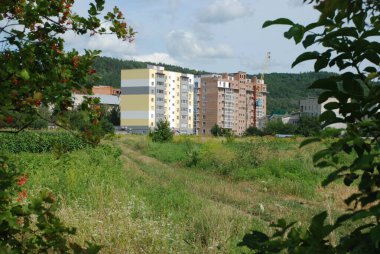 Eski şehrin kenar mahalleleri. Pencereden şehre olan manzara.