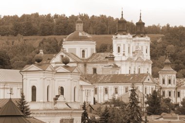 Eski şehrin tarihi kısmı. Eski kasaba, merkez cadde. Dönüşüm Katedrali. St. Stanislaus Katolik Kilisesi..