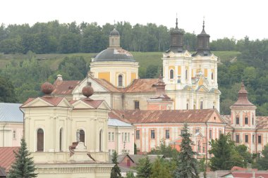 Eski şehrin tarihi kısmı. Eski kasaba, merkez cadde. Dönüşüm Katedrali. St. Stanislaus Katolik Kilisesi..