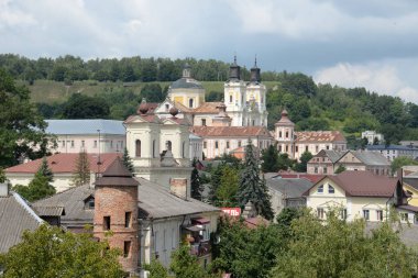 Eski şehrin tarihi kısmı. Eski kasaba, merkez cadde. Dönüşüm Katedrali. St. Stanislaus Katolik Kilisesi..