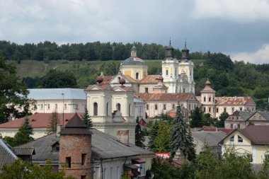 Eski şehrin tarihi kısmı. Eski kasaba, merkez cadde. Dönüşüm Katedrali. St. Stanislaus Katolik Kilisesi..