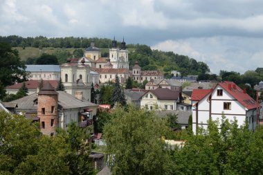 Eski şehrin tarihi kısmı. Eski kasaba, merkez cadde. Dönüşüm Katedrali. St. Stanislaus Katolik Kilisesi..