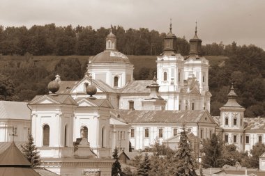 Eski şehrin tarihi kısmı. Eski kasaba, merkez cadde. Dönüşüm Katedrali. St. Stanislaus Katolik Kilisesi..