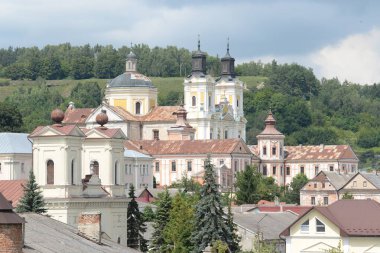 Eski şehrin tarihi kısmı. Eski kasaba, merkez cadde. Dönüşüm Katedrali. St. Stanislaus Katolik Kilisesi..