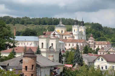 Eski şehrin tarihi kısmı. Eski kasaba, merkez cadde. Dönüşüm Katedrali. St. Stanislaus Katolik Kilisesi..