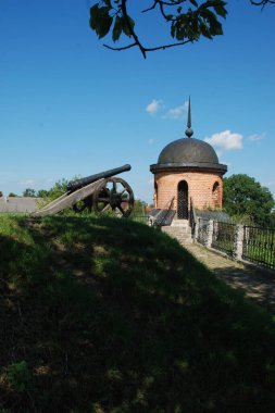 Eski kalenin kulesi. Dubno Kalesi savunma duvarları.