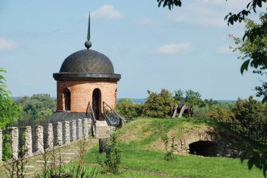 Eski kalenin kulesi. Dubno Kalesi savunma duvarları.