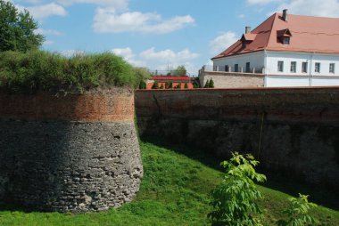 Eski kalenin kulesi. Dubno Kalesi savunma duvarları.