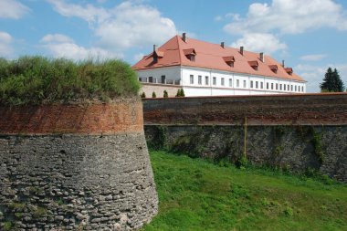 Eski kalenin kulesi. Dubno Kalesi savunma duvarları.