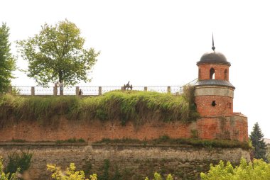 Eski kalenin kulesi. Dubno Kalesi savunma duvarları.