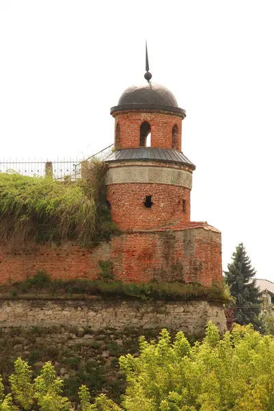 Eski kalenin kulesi. Dubno Kalesi savunma duvarları.