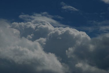 Mavi gökyüzünde beyaz bulutlar