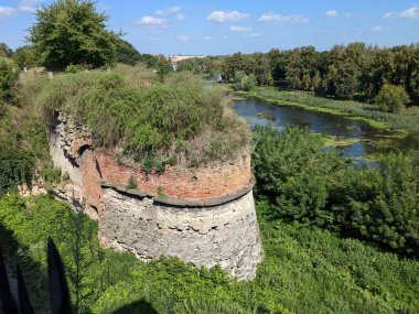Eski kalenin kulesi. Dubno Kalesi savunma duvarları.