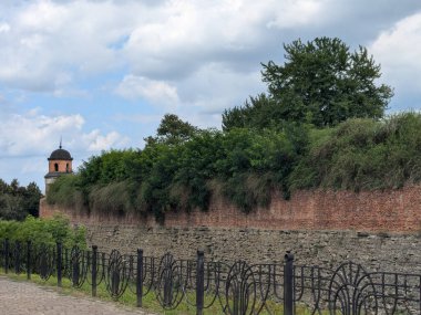 Eski kalenin kulesi. Dubno Kalesi savunma duvarları.