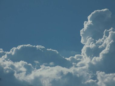 Mavi gökyüzünde beyaz bulutlar