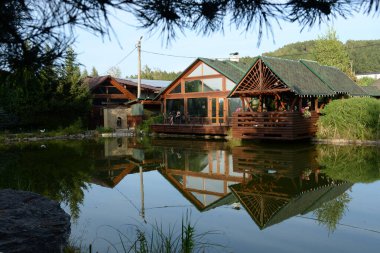 Göletin üzerine park et.