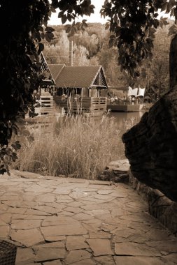 Göletin üzerine park et.